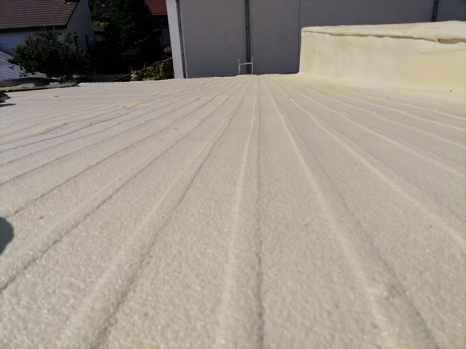 Cerramiento vertical aislado con espuma de poliuretano proyectado