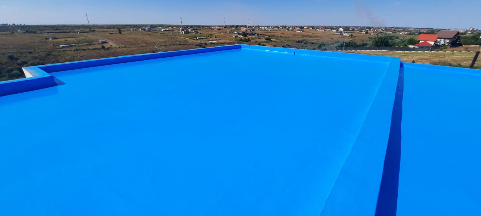 Cubierta azul con acabado de membrana de poliuretano frente a rayos UV