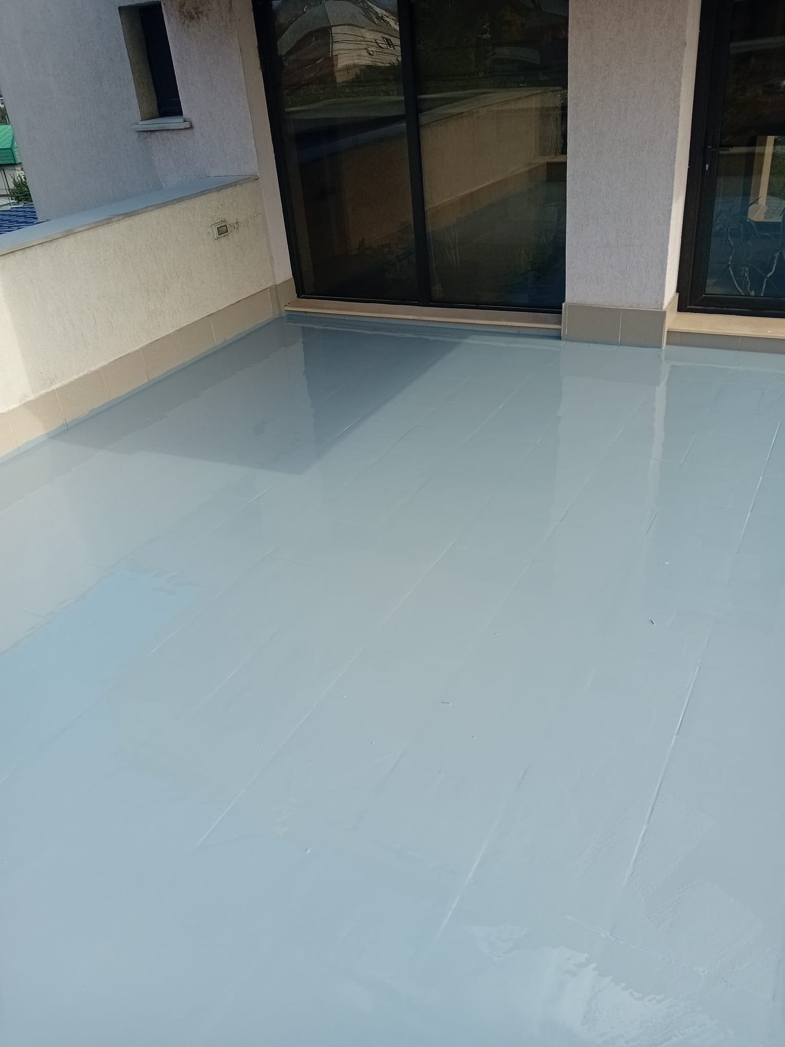 Terraza impermeabilizada con membrana de poliuretano gris